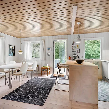 Well-maintained Close To Beautiful Swimming *